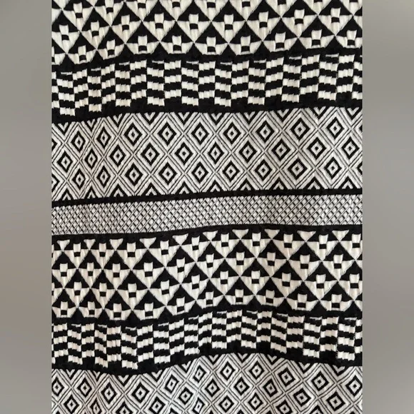 NWT Black and White Patterned Women's Skirt✨ - Picture 2 of 6